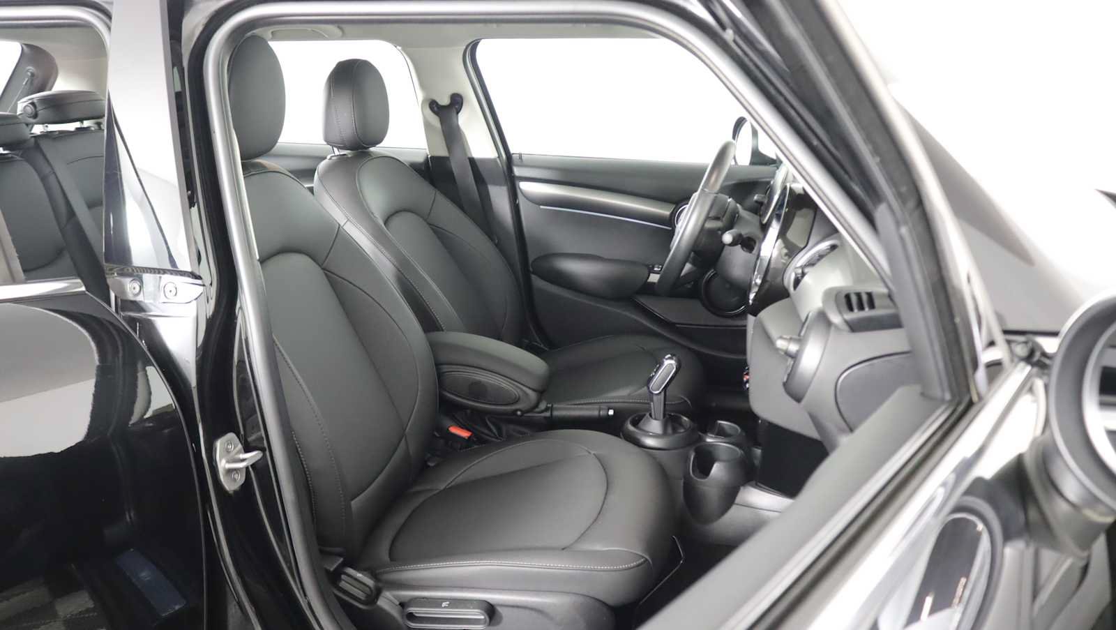 Used 2024 MINI Cooper 4-Door Hardtop FWD image 9