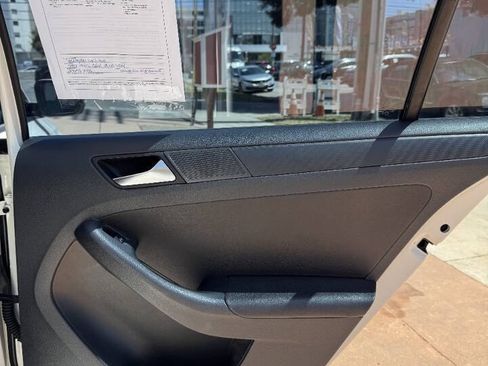 Used 2011 Volkswagen Jetta SE FWD image 14
