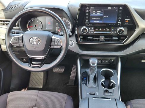 Used 2021 Toyota Highlander LE FWD image 24