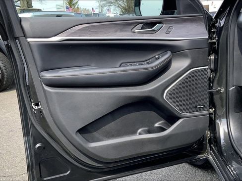 Used 2023 Jeep Grand Cherokee L Limited w/ Luxury Tech Group II image 20