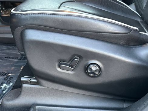 Used 2025 Chrysler Pacifica Limited FWD image 23