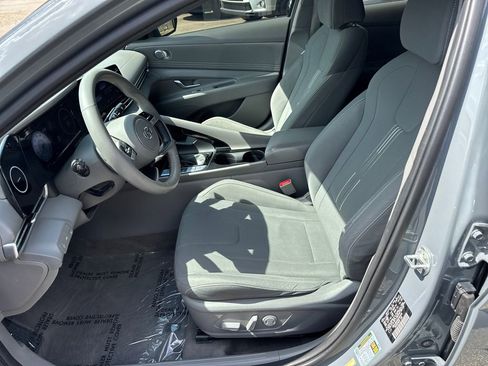 Used 2022 Hyundai Elantra SEL w/ Convenience + Premium Package FWD image 9