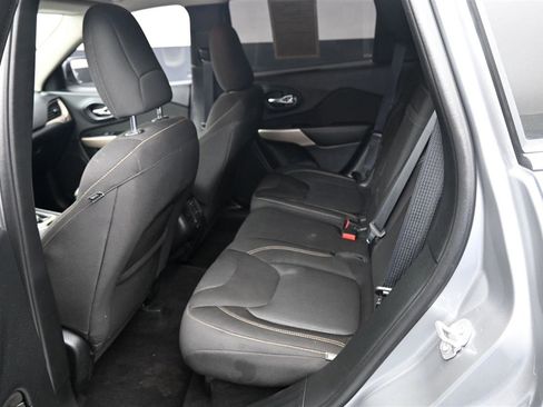 Used 2017 Jeep Cherokee Latitude w/ Cold Weather Group FWD image 11