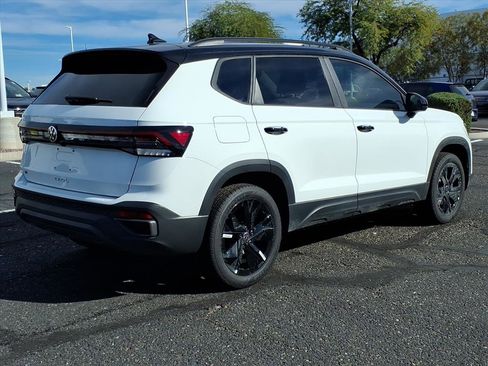 New 2026 Volkswagen Taos SE image 6