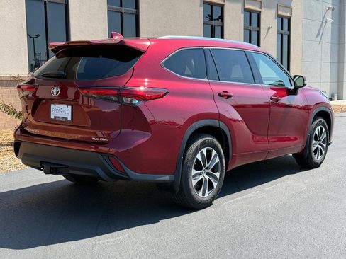 Used 2021 Toyota Highlander XLE AWD/4WD image 3