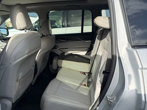 Used 2022 Jeep Grand Cherokee Overland AWD/4WD image 12