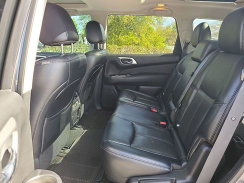 Used 2017 Nissan Pathfinder Platinum image 17