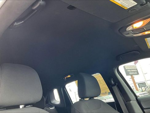 Used 2025 Jeep Compass Sport image 22