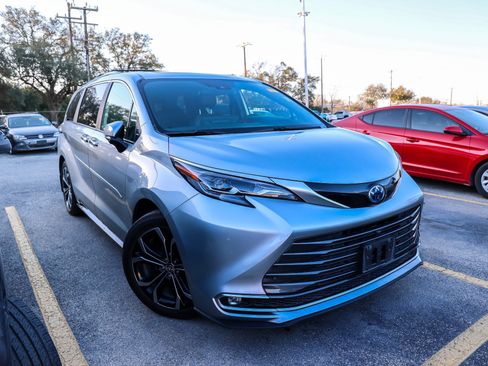 Used 2025 Toyota Sienna Platinum image 4