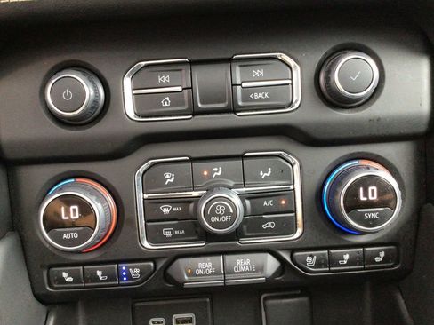 Used 2024 Chevrolet Suburban Premier AWD/4WD image 30