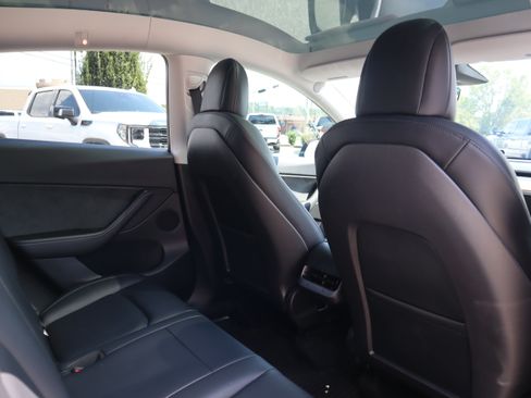 Used 2022 Tesla Model Y Long Range AWD/4WD image 24
