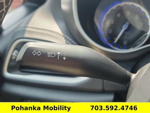 Used 2025 Chrysler Pacifica Select image 17