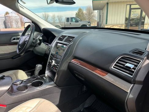 Used 2018 Ford Explorer Platinum image 31