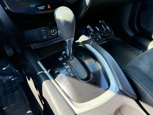 Used 2016 Nissan Rogue SV FWD image 25