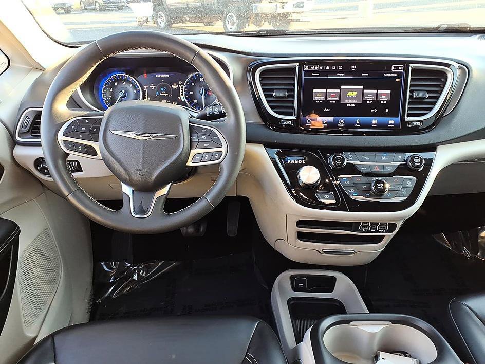 Used 2023 Chrysler Pacifica Touring-L FWD image 21