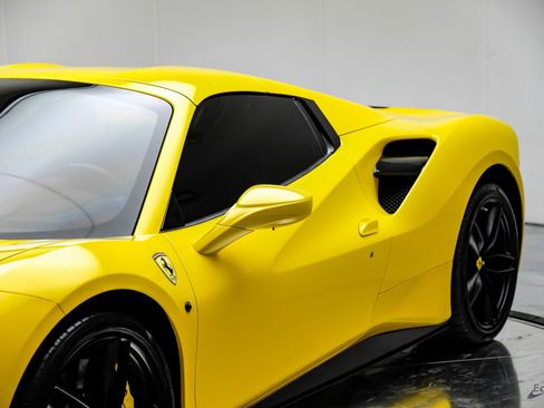 Used 2017 Ferrari 488 Spider image 38