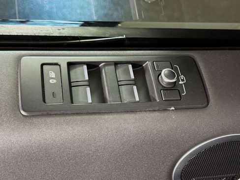 Used 2019 Land Rover Discovery SE AWD/4WD image 24