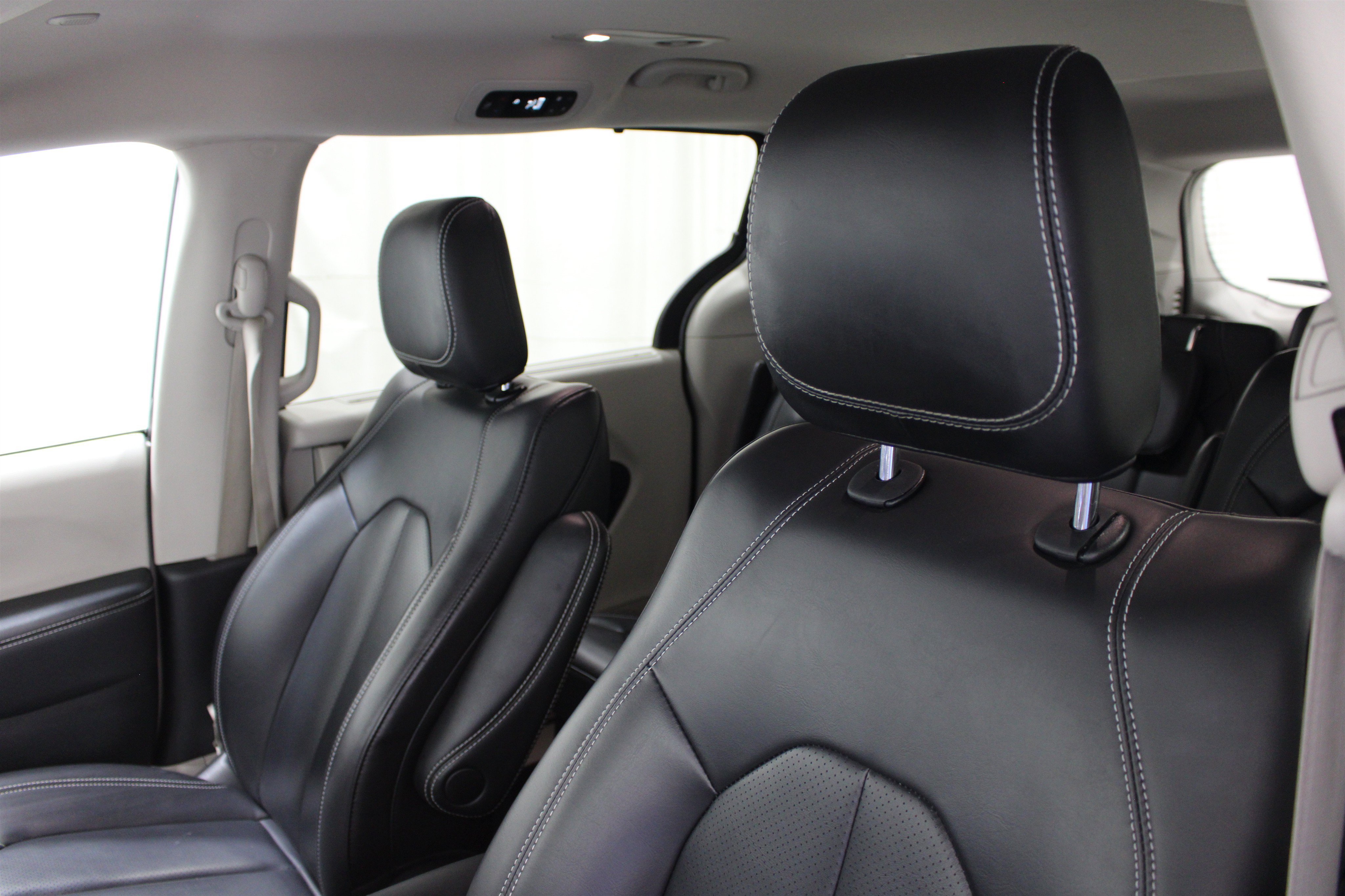 Used 2023 Chrysler Pacifica Touring-L FWD image 4