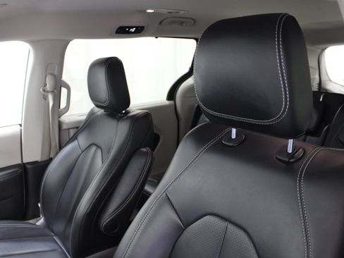 Used 2023 Chrysler Pacifica Touring-L FWD image 4
