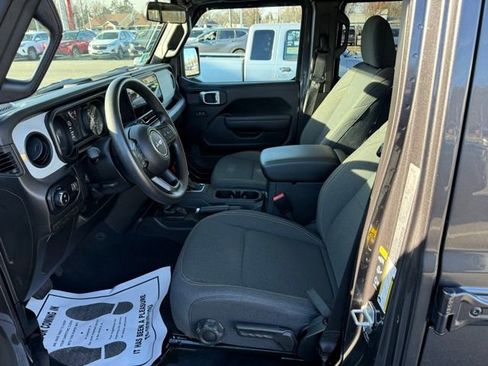 Used 2025 Jeep Gladiator Sport image 17