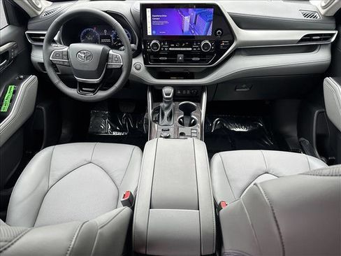 Certified 2025 Toyota Highlander Platinum image 23