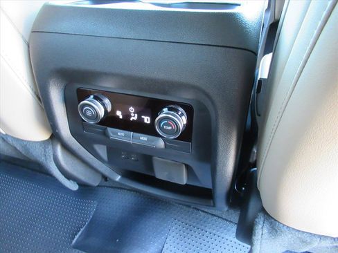 Used 2025 Buick Enclave Preferred w/ Power Package image 11