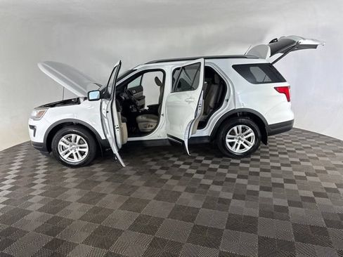Used 2018 Ford Explorer XLT w/ Equipment Group 202A AWD/4WD image 9