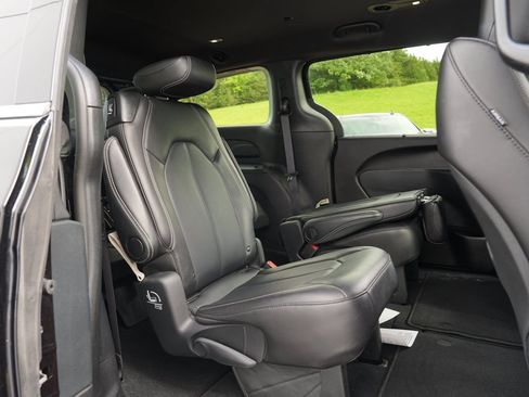 Used 2025 Chrysler Pacifica Select FWD image 28