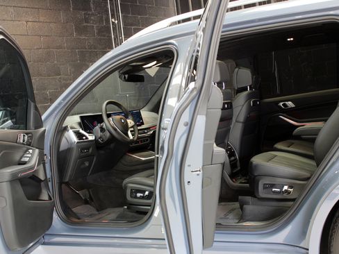 Used 2024 BMW X7 xDrive40i w/ Climate Comfort Package image 23