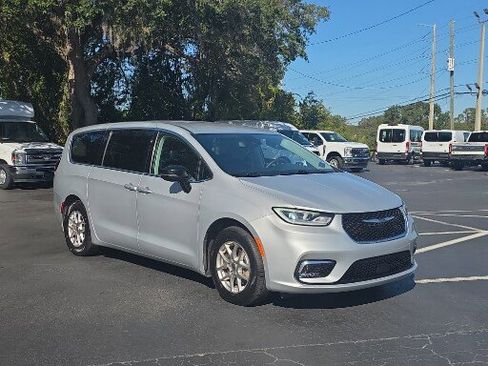 Used 2024 Chrysler Pacifica Touring-L image 14