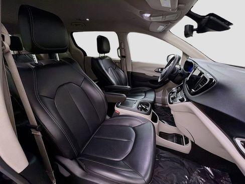 Used 2023 Chrysler Pacifica Touring-L image 28