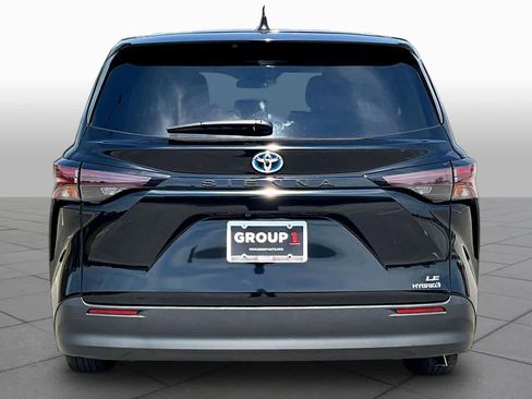 Used 2024 Toyota Sienna LE FWD image 5