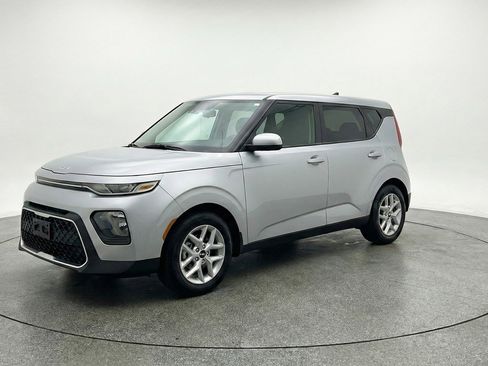 Used 2025 Kia Soul LX w/ LX Technology Package image 3