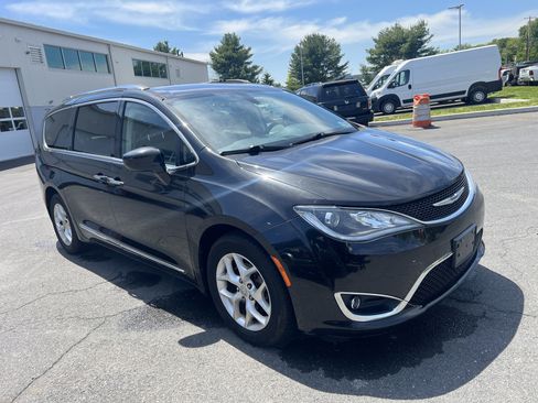 Used 2018 Chrysler Pacifica Touring-L Plus w/ Tire & Wheel Group FWD image 11