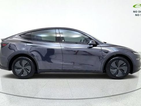 Used 2026 Tesla Model Y AWD image 10