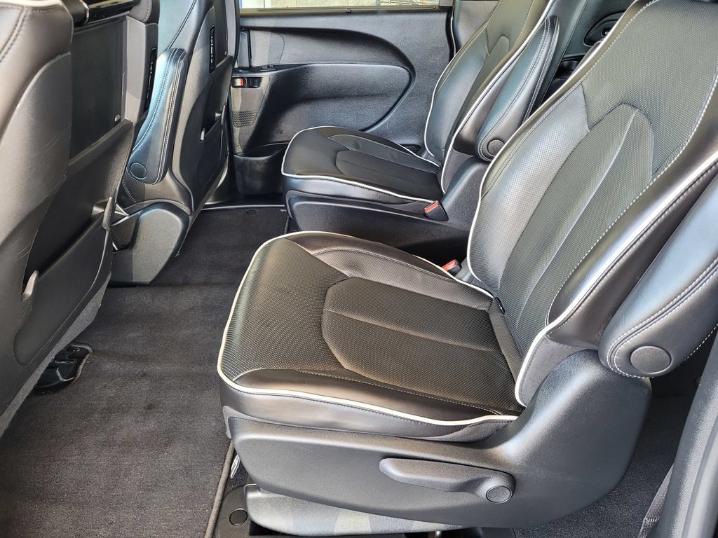 Used 2023 Chrysler Pacifica Limited w/ Uconnect Theater Family Group FWD image 10
