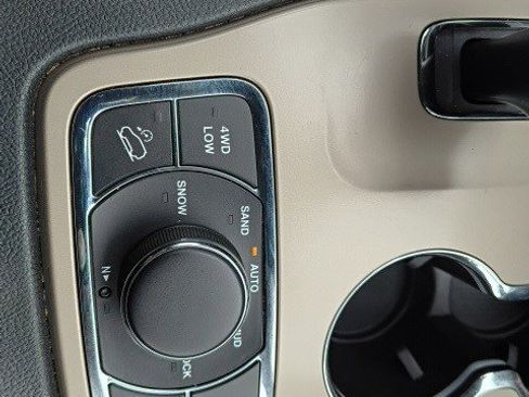 Used 2014 Jeep Grand Cherokee Limited image 24