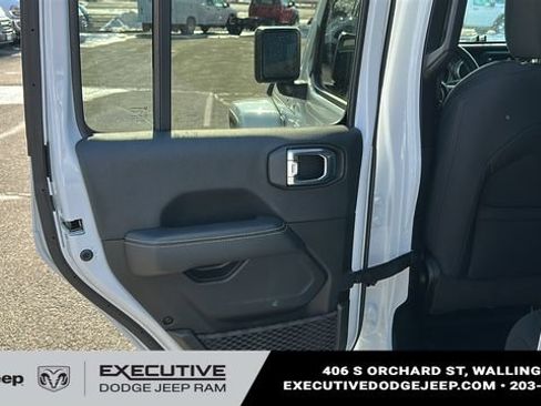 Used 2022 Jeep Wrangler Unlimited Sahara w/ Cold Weather Group AWD/4WD image 19