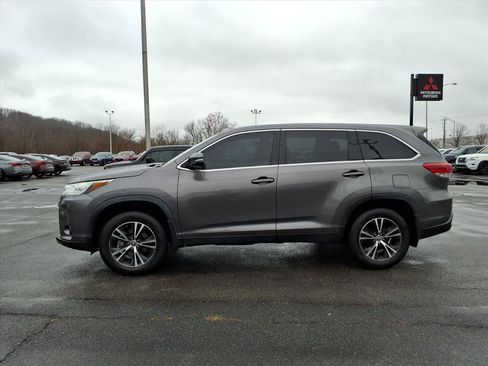 Used 2019 Toyota Highlander LE image 2