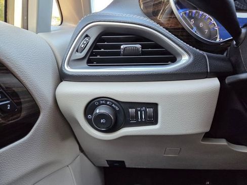 Used 2024 Chrysler Pacifica Limited image 37