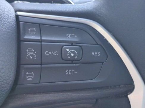 Used 2025 Jeep Grand Cherokee Limited AWD/4WD image 25