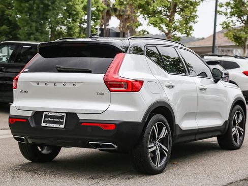 Used 2019 Volvo XC40 T4 R-Design FWD image 4