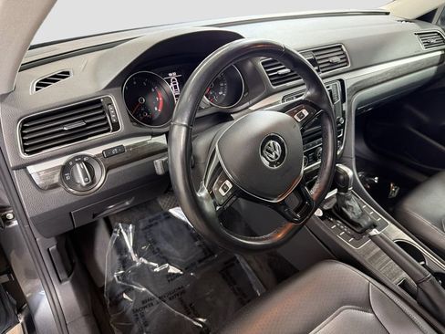 Used 2018 Volkswagen Passat 2.0T SE FWD image 11