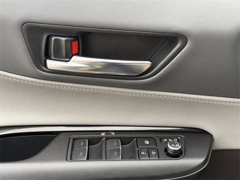 Used 2023 Toyota Venza LE image 22