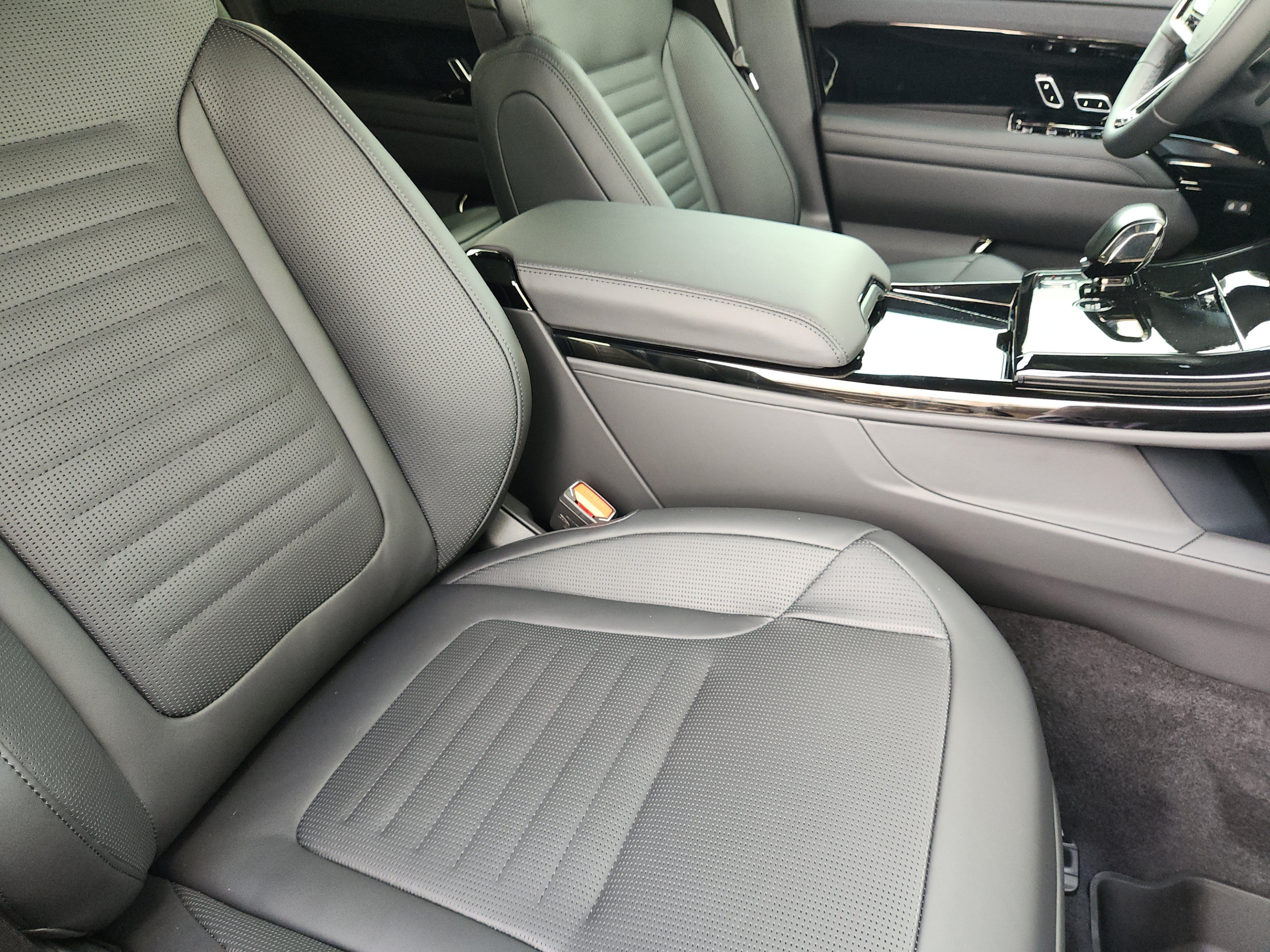 New 2027 Land Rover Range Rover Sport SV AWD/4WD image 9