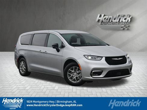 New 2026 Chrysler Pacifica Select image 1