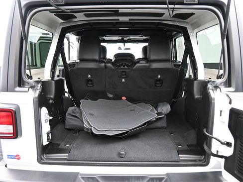 Used 2018 Jeep Wrangler Unlimited Rubicon image 16