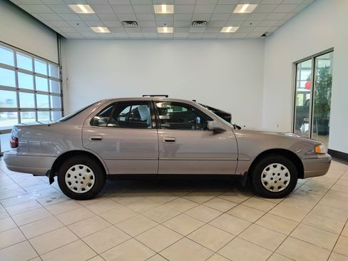 Used 1995 Toyota Camry LE FWD image 2