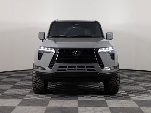 Used 2025 Lexus GX 550 w/ Accessory Package (2T) AWD/4WD image 12