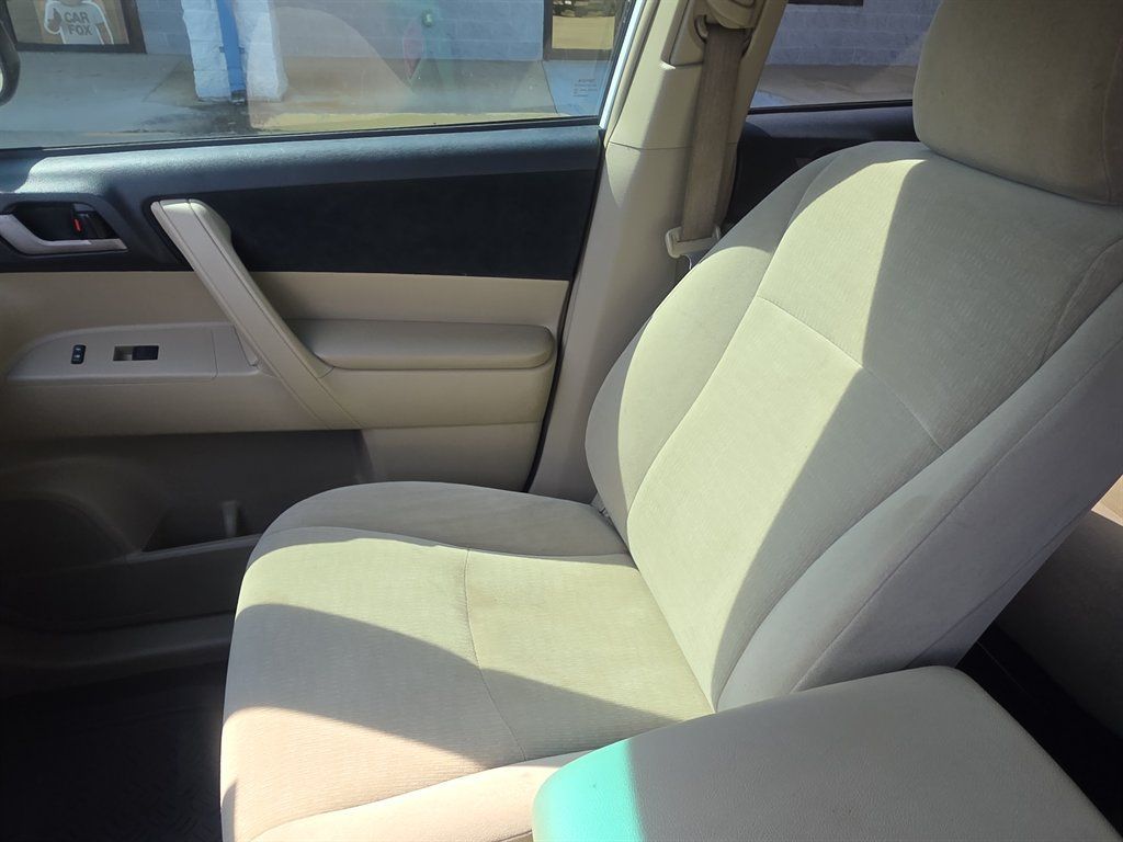 Used 2012 Toyota Highlander FWD w/ Tech Pkg image 12